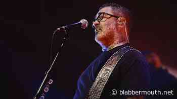 AARON LEWIS Blasts Bands Who Rely On Backing Tracks During Concerts: 'It's Robbing The Person That Is Going To See A Live Show'