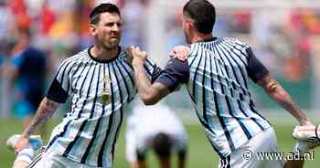 Spelers van Spanje en Argentinië begonnen aan warming-up, Kluivert in goed gezelschap