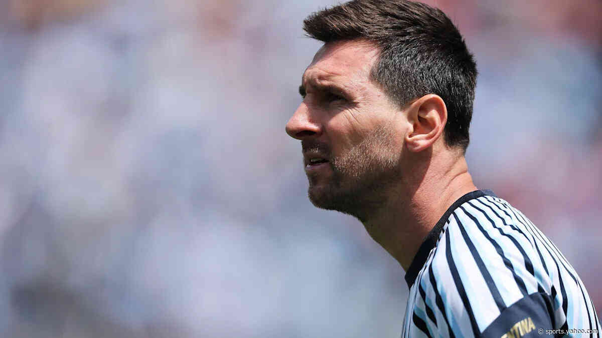 Watch as players emerge before Spain face Argentina in World Cup final