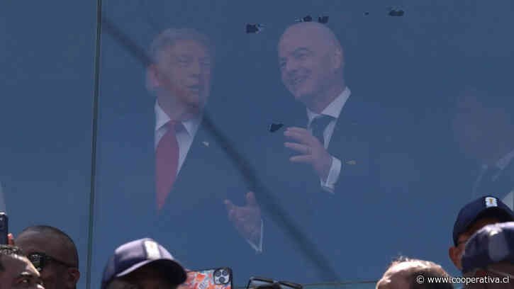 Tocó la copa: El nuevo agasajo de Infantino a Donald Trump en plena final del Mundial