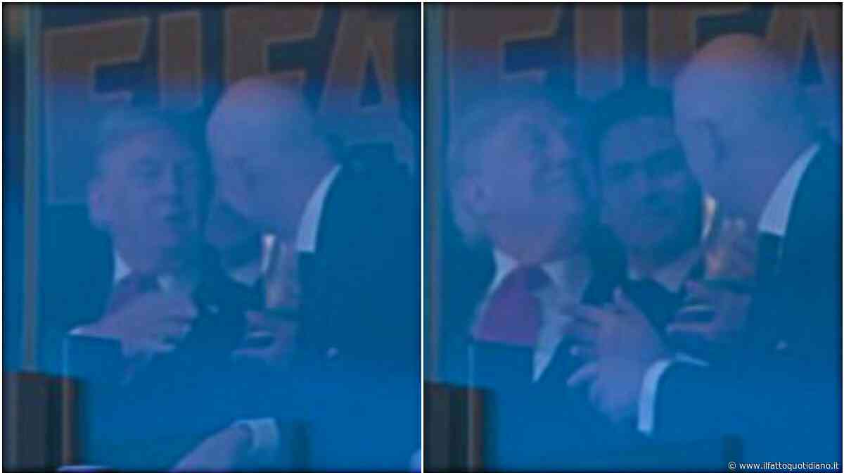 Trump ancora coccolato da Infantino: al tycoon portano la Coppa del Mondo in tribuna, il presidente Fifa ammira compiaciuto
