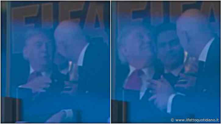 Trump ancora coccolato da Infantino: al tycoon portano la Coppa del Mondo in tribuna, il presidente Fifa ammira compiaciuto