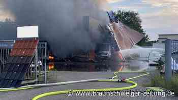 Großbrand in Gewerbegebiet im Landkreis Gifhorn: Über 100 Einsatzkräfte vor Ort