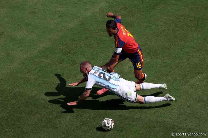 ‘Terrible’ World Cup final pitch criticised after slow start to Spain v Argentina