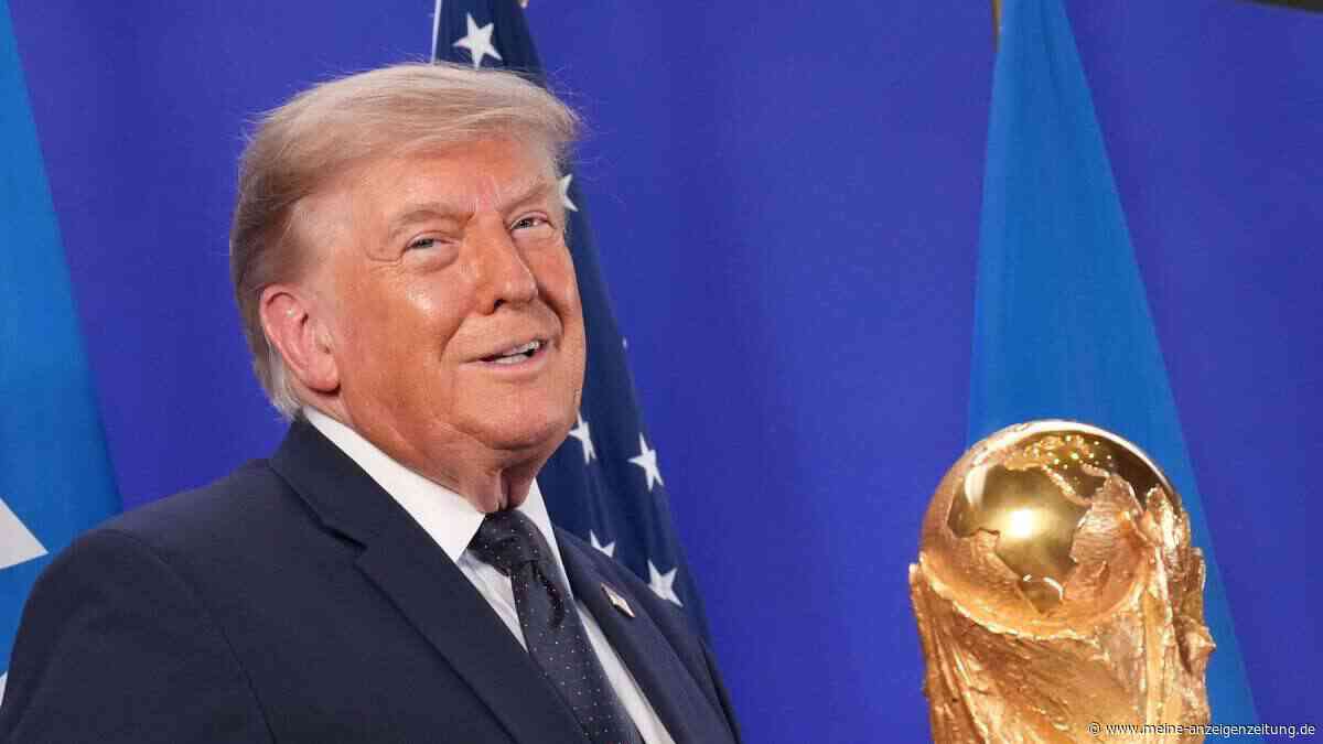 Mitten im WM-Finale tätschelt Trump am WM-Pokal rum