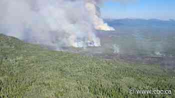 Fire outside Wrigley, N.W.T., moves closer to community