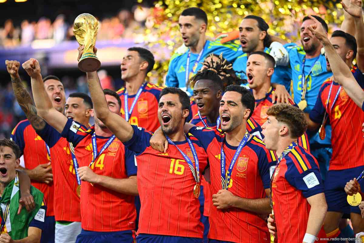 Pokal von Trump: Spaniens Weltmeister lassen Messi weinen