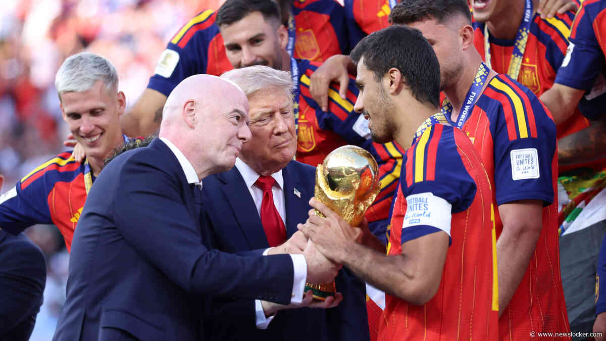 Donald Trump blijft staan op WK-podium na uitreiken beker aan Spanje: Gianni Infantino moet hem subtiel wegtrekken
