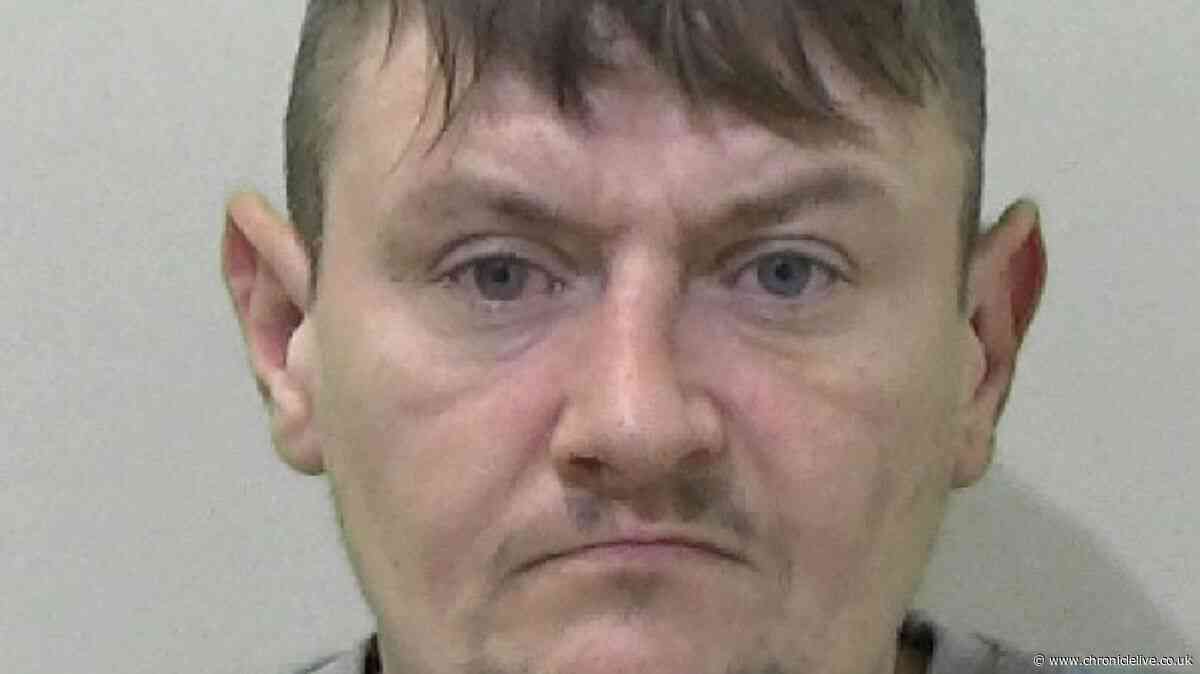 Thug plunged broken bottle into man's neck as he lay on ground after Tyneside street stand-off