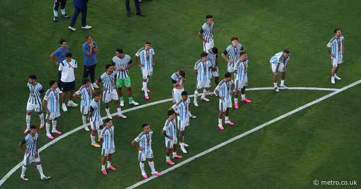 Argentina players turn their backs on Spain squad during World Cup trophy lift