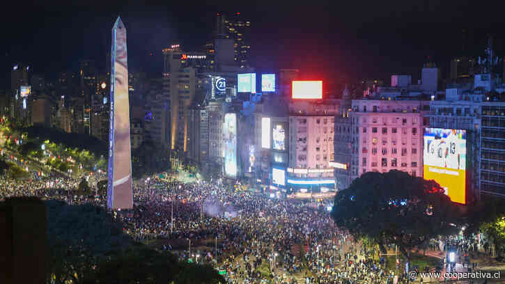El Obelisco en Buenos Aires se llenó de hinchas: "Gracias Scaloni, gracias Messi"