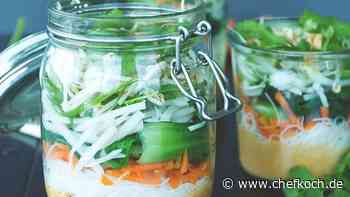 Asia-Nudelsalat aus dem Glas mit Erdnussdressing