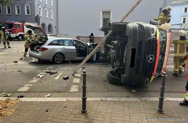 POL-PDKL: Verkehrsunfall zwischen Rettungswagen und Pkw - Drei Verletzte, hoher Sachschaden