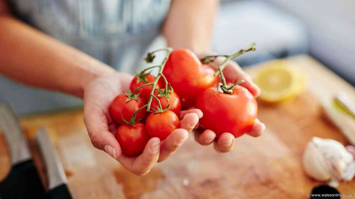 Tomatoes will stay fresh for a fortnight if you wash them with two ingredients