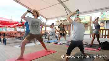 Ohne einen verschütteten Tropfen: Erstes Bier-Yoga begeistert in Waldkraiburg