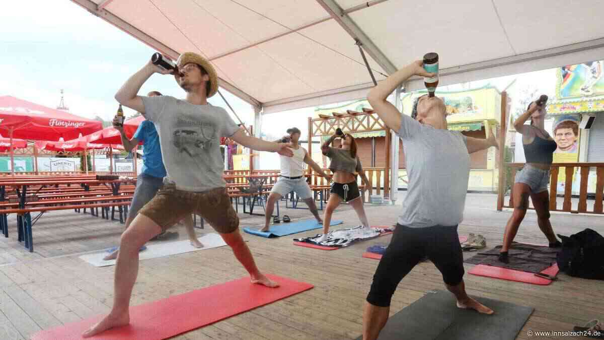 Ohne einen verschütteten Tropfen: Erstes Bier-Yoga begeistert in Waldkraiburg