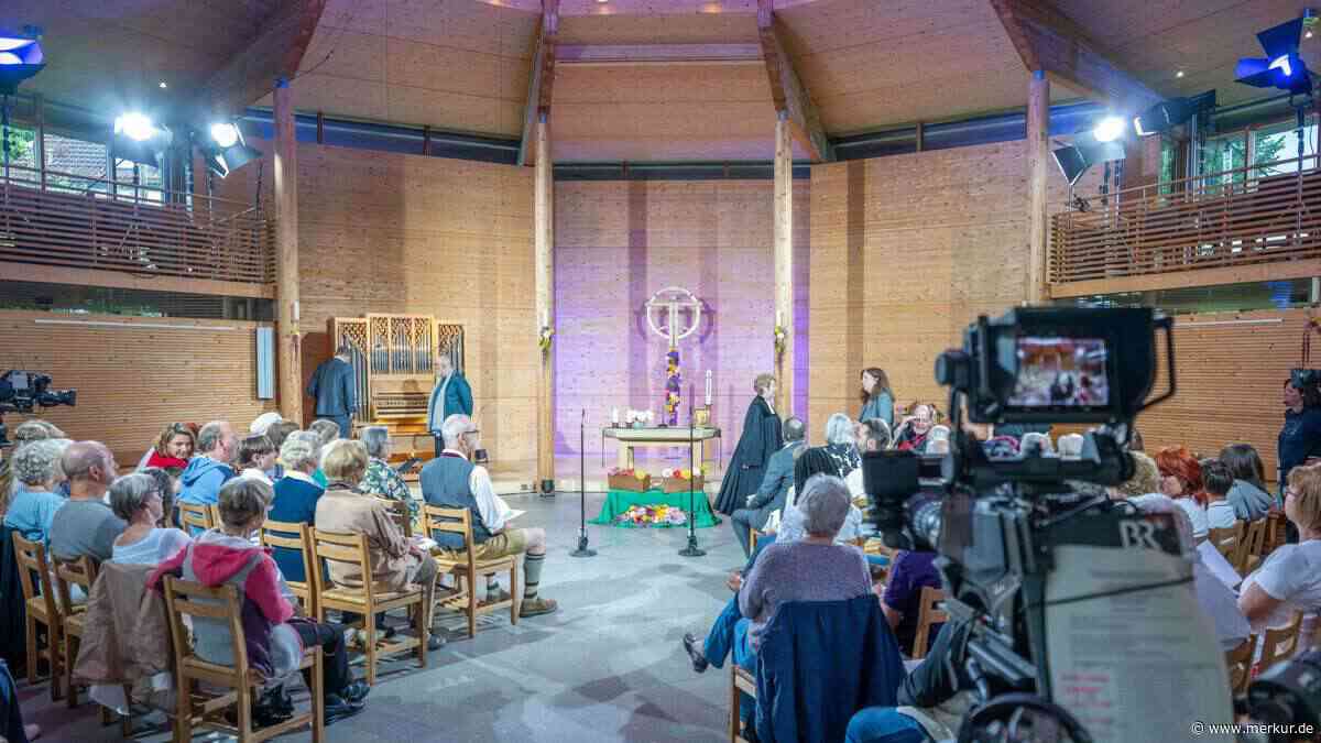 Segen im Scheinwerferlicht: Live-Übertragung aus Holzkirchner Kirche