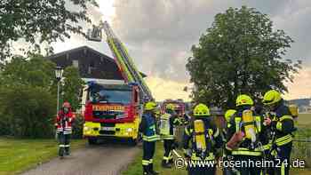 Blitz schlägt in Dachstuhl ein – Feuerwehr sucht mit Drohne nach Glutnestern