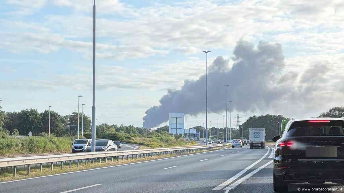 Zeer grote brand uitgebroken bij bedrijfsverzamelgebouw in Udenhout