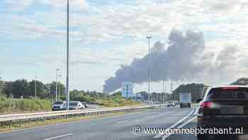 Zeer grote brand uitgebroken bij bedrijfsverzamelgebouw in Udenhout