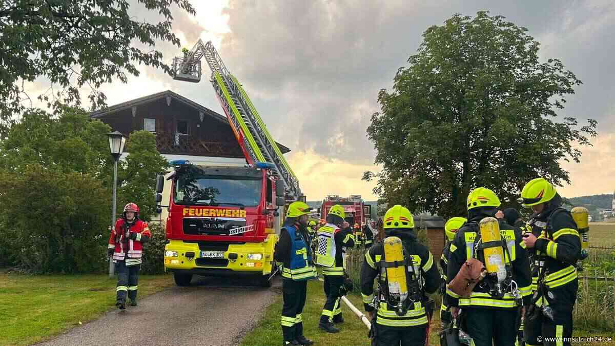 Blitz schlägt in Dachstuhl ein – Feuerwehr sucht mit Drohne nach Glutnestern