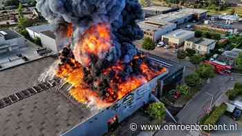 Zeer grote brand uitgebroken bij bedrijfsverzamelgebouw in Udenhout