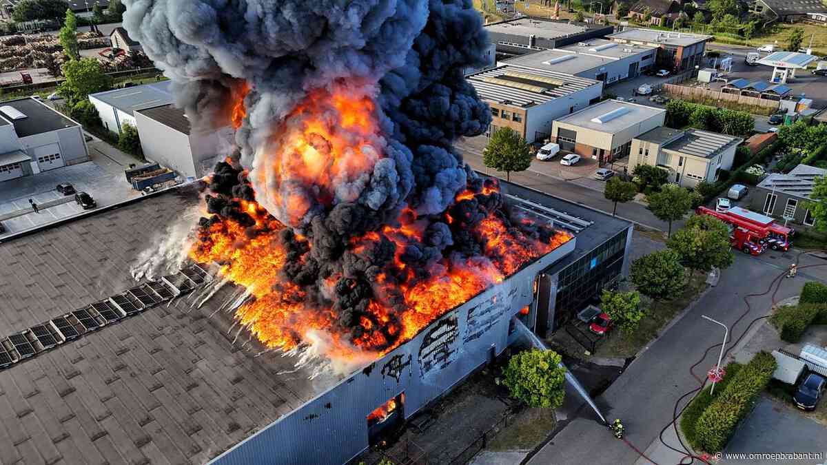 Zeer grote brand in Udenhout, omwonenden moeten ramen en deuren sluiten