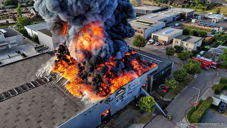 Zeer grote brand in Udenhout, omwonenden moeten ramen en deuren sluiten