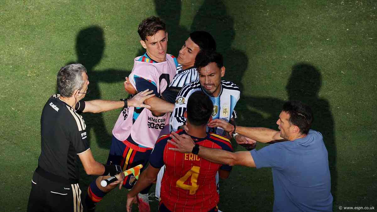 Argentina's Paredes chokes García after WC loss