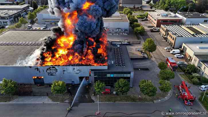 Zeer grote brand in Udenhout, pand is niet meer te redden