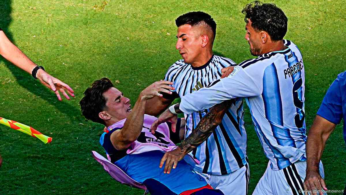 La maxi-rissa dopo il fischio finale, pugni a Eric Garcia e Gavi: la follia di Paredes emblema della figuraccia dell’Argentina