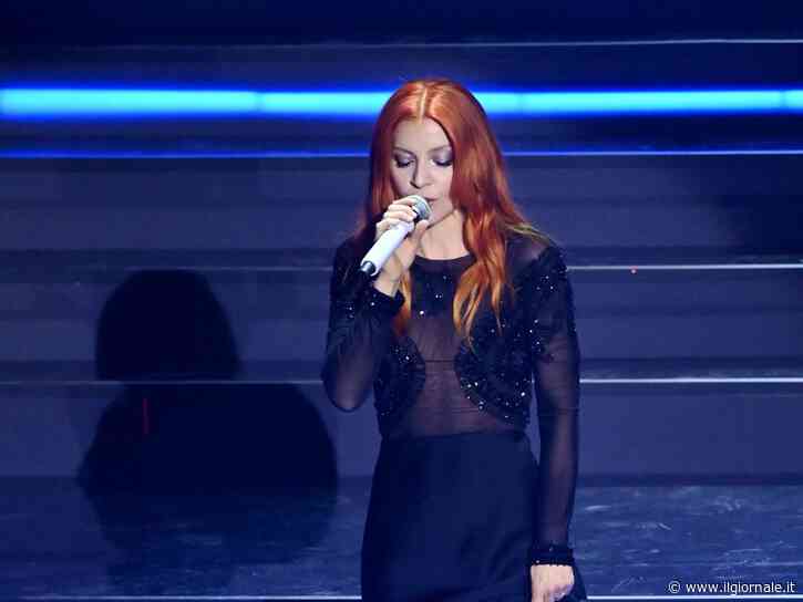 Noemi cade dal palco e viene portata in ospedale. Come sta la cantante