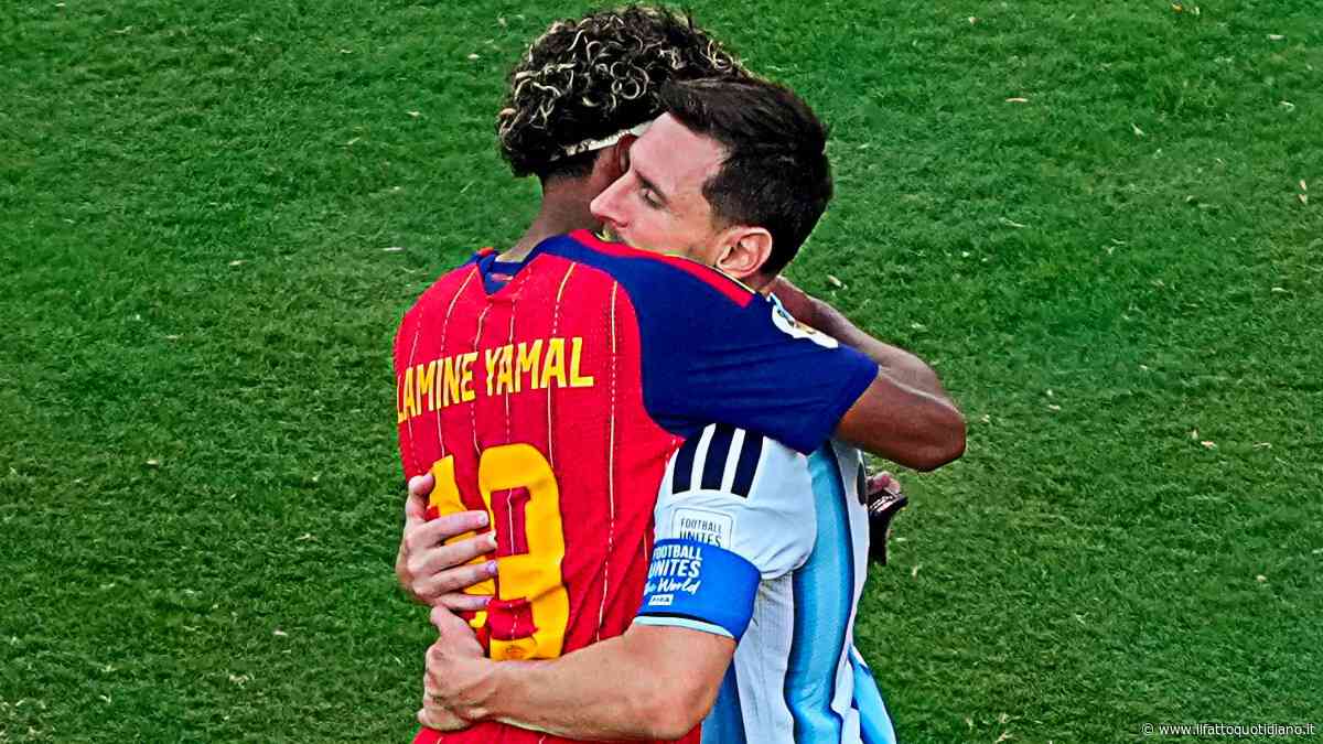 Messi-Yamal, l’abbraccio simbolico dopo la finale. Il 19enne spagnolo entra nella storia dei Mondiali