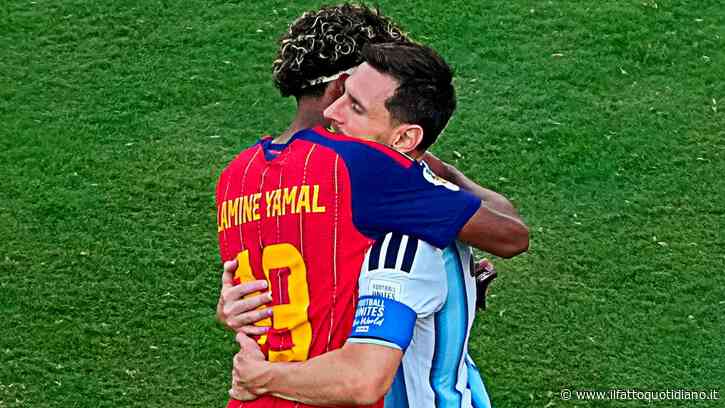 Messi-Yamal, l’abbraccio simbolico dopo la finale. Il 19enne spagnolo entra nella storia dei Mondiali