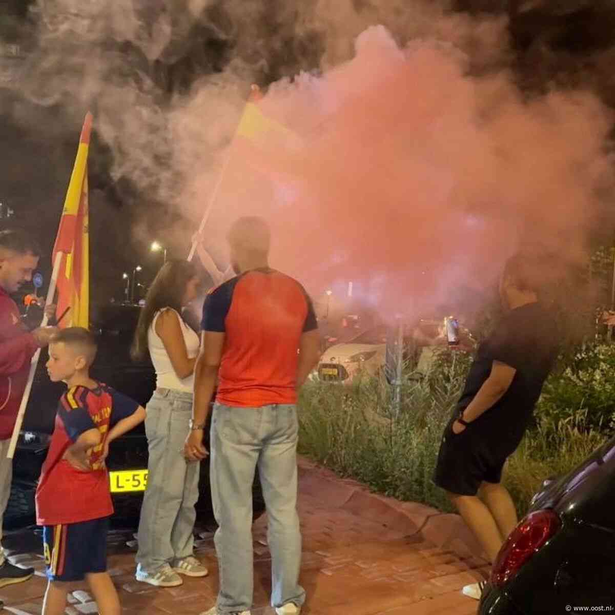 Spaans feestje op 'voetbalrotonde' in Enschede