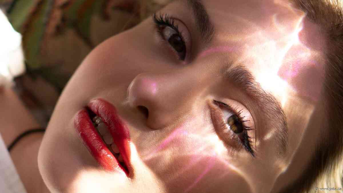 Ultra shiny: Dieser Hybrid-Lippenstift aus der Drogerie ist das Sommer-Essential unserer Head of Beauty
