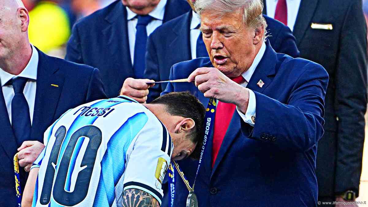 Mondiali, l’addio di Messi senza epica: l’ultima immagine è la medaglia d’argento messa al collo da Donald Trump