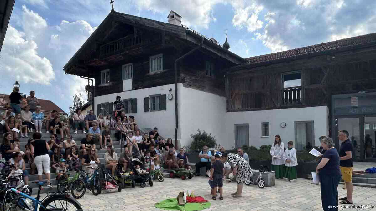 Kinderfahrzeugweihe in Maitenbeth: Segen für Bobbycars, Roller und ein Pferd