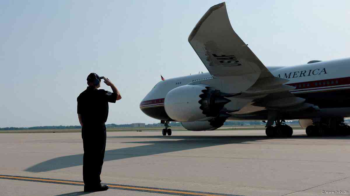 "Warum fliegen Sie damit?": Trumps neues Flugzeug muss wegen Sicherheitsbedenken in den Hangar