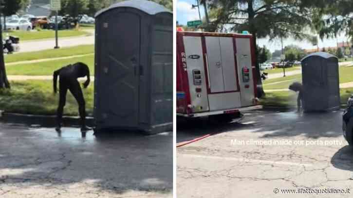 Tenta di recuperare una bottiglietta finita nel bagno chimico e ci finisce dentro: “All’improvviso una testa è spuntata fuori dal water”. I vigili del fuoco lo liberano dopo otto ore