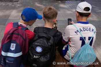 French lawmakers race to introduce an under-15 social media ban before the new school year