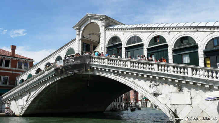 Borseggiatore accerchiato e bloccato da un gruppo di turisti sul ponte di Rialto a Venezia