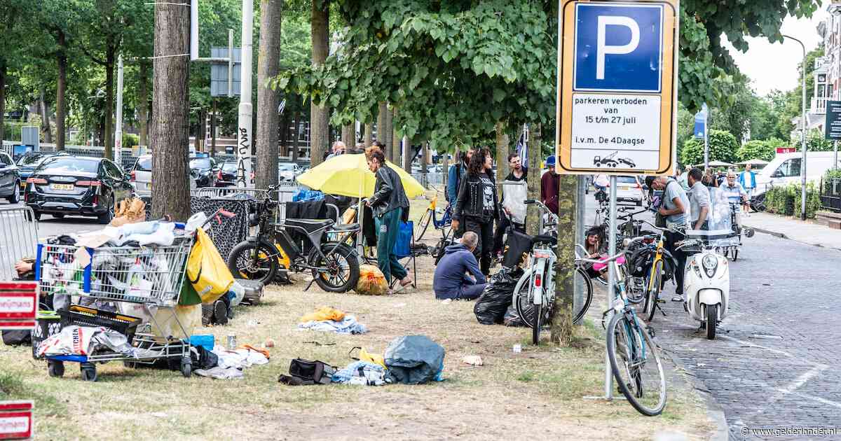 Tientallen daklozen zitten met tassen vol blikjes in gras voor opvang in Nijmegen: Vierdaagse leidt tot grotere drukte