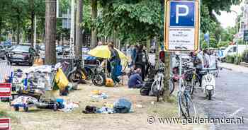 Tientallen daklozen zitten met tassen vol blikjes in gras voor opvang in Nijmegen: Vierdaagse leidt tot grotere drukte