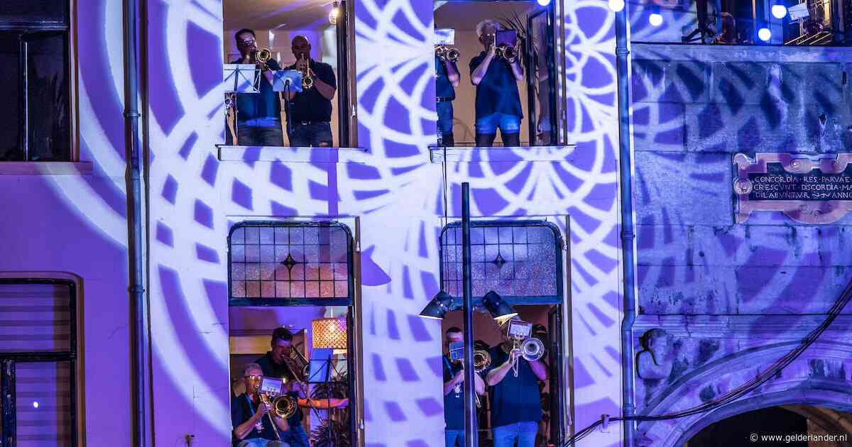 André Rieu moest concert stilleggen vanwege Gevelconcert, het illegale feestje dat nu een traditie is