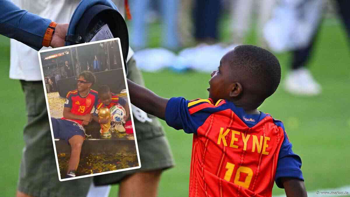 Kleiner Bruder von Spanien-Star stiehlt nach WM-Sieg allen die Show