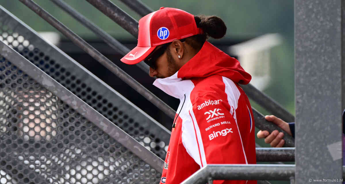 Lewis Hamilton komt met schrik vrij na pitstraat-incident: ‘Hart zonk in mijn schoenen’