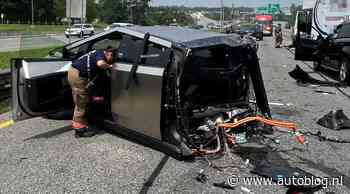 Cybertruck breekt doormidden bij crash met tien auto's
