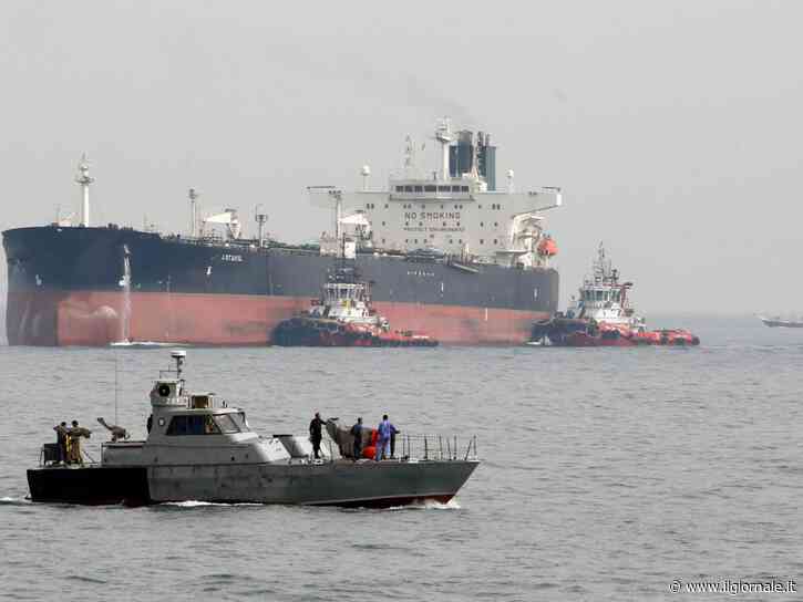 Iran, la flotta ombra incassa 6 miliardi: il trucco del regime che fa riapparire il greggio in Cina
