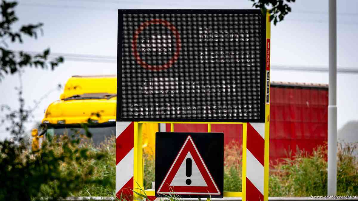 Politie handhaaft nog niet, vrachtwagens blijven over Merwedebrug rijden